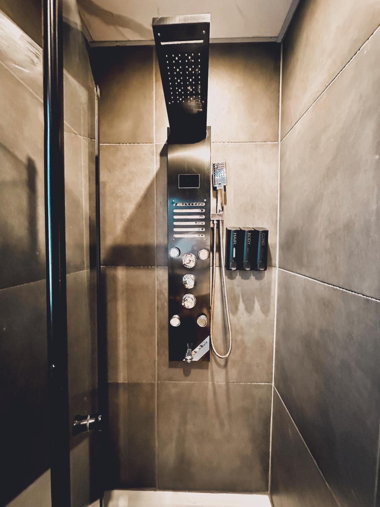 Aparthotel G Eighty Four Londra Esterno foto