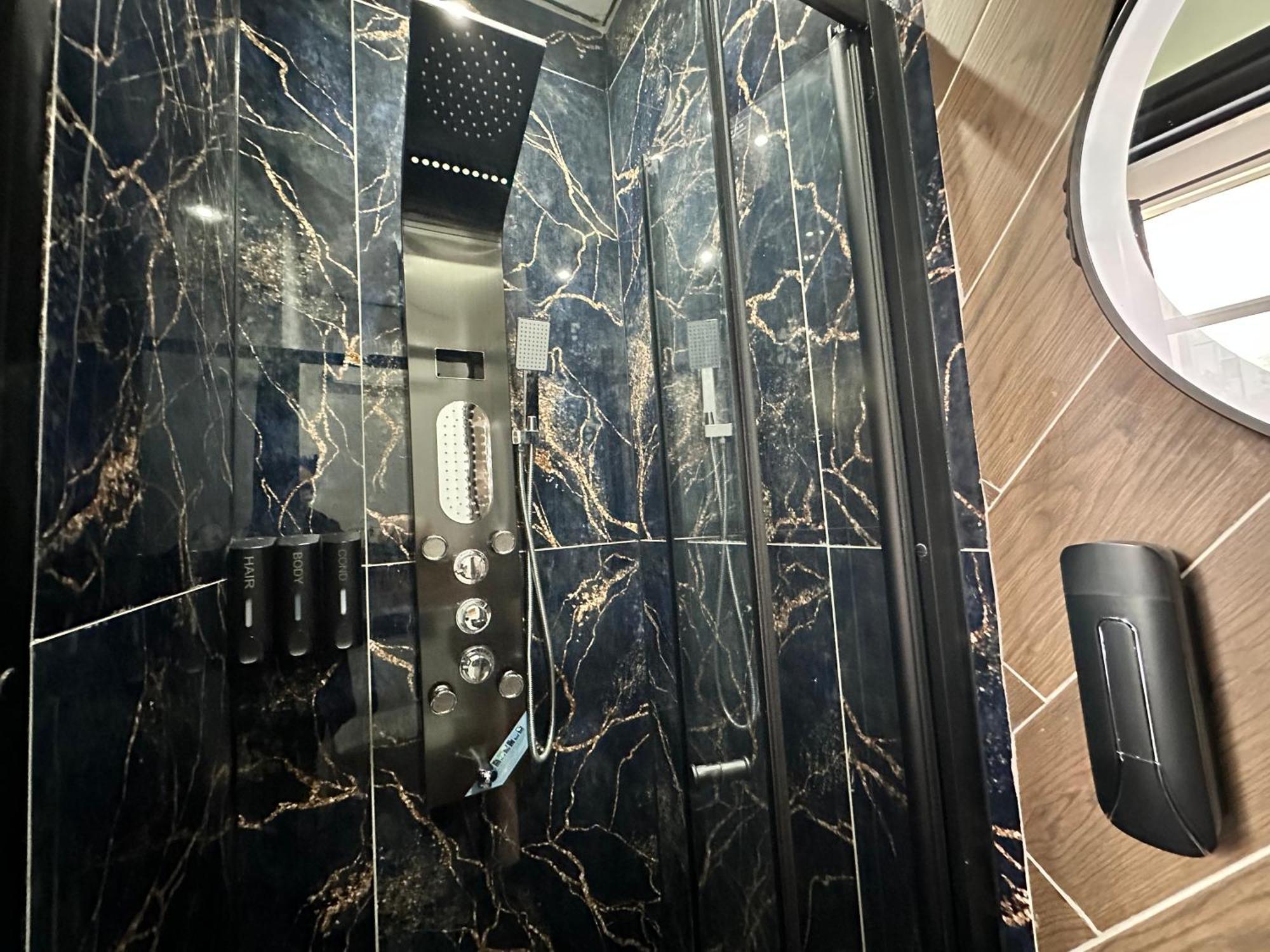 Aparthotel G Eighty Four Londra Esterno foto